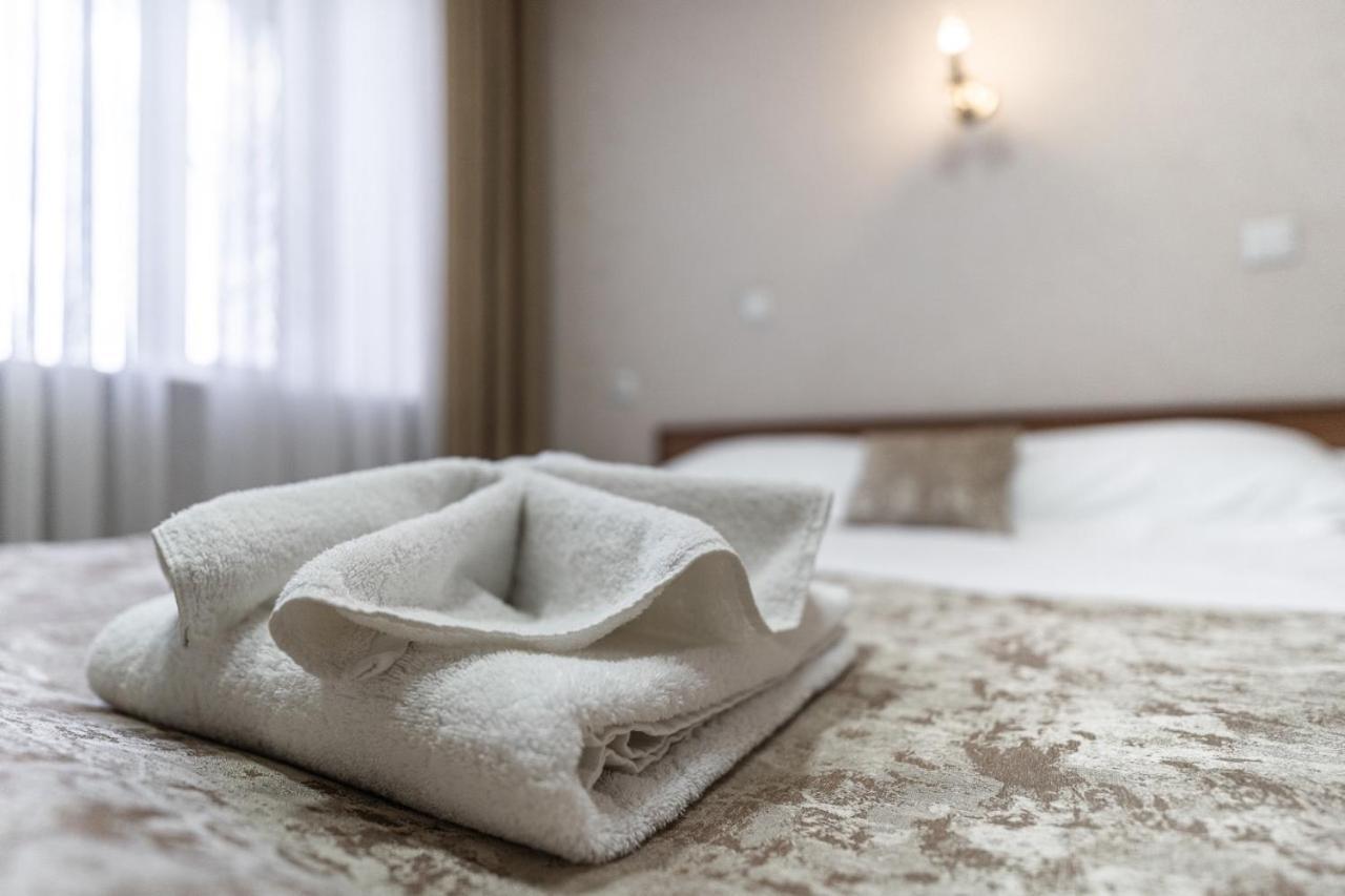 Madanur Hotel Karakol Bagian luar foto