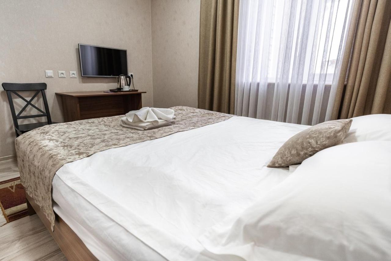 Madanur Hotel Karakol Bagian luar foto