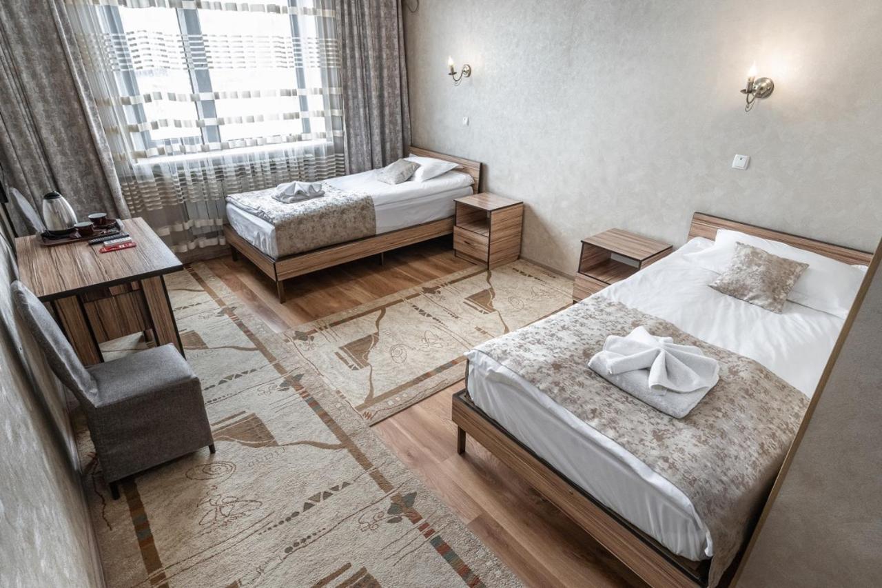 Madanur Hotel Karakol Bagian luar foto