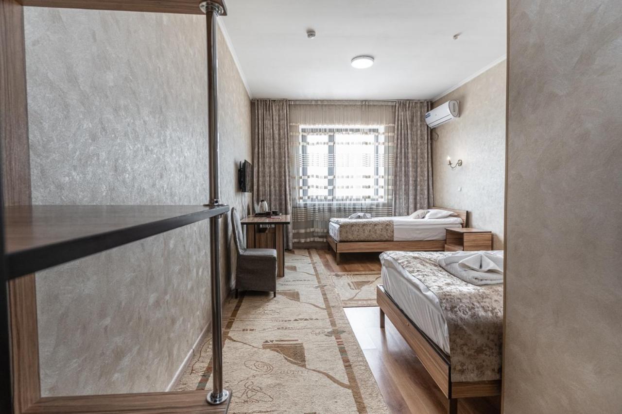 Madanur Hotel Karakol Bagian luar foto