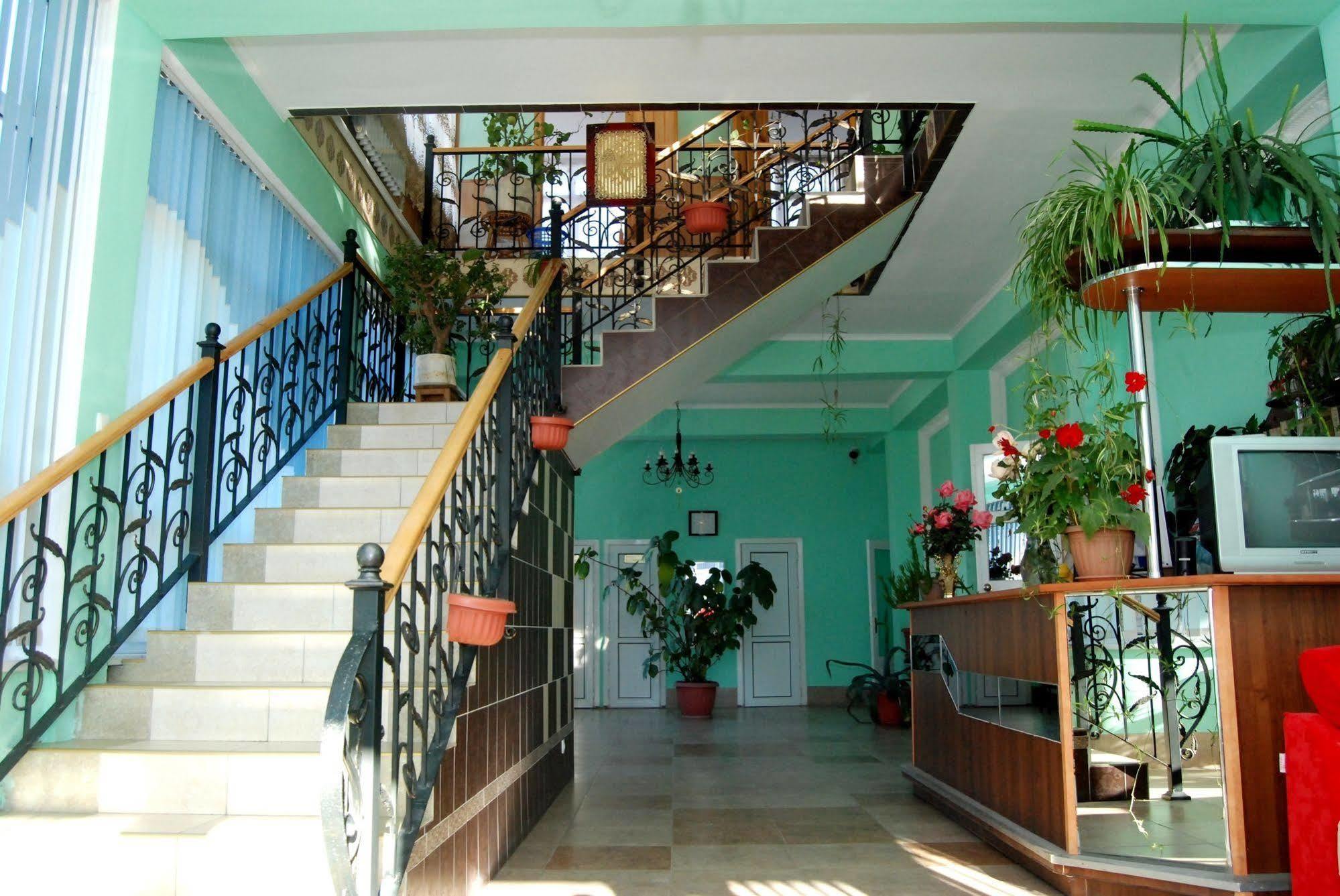 Madanur Hotel Karakol Bagian luar foto
