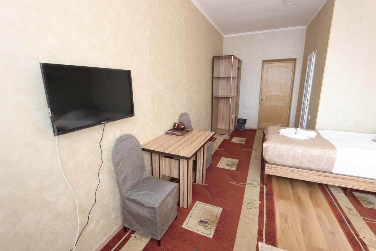 Madanur Hotel Karakol Bagian luar foto