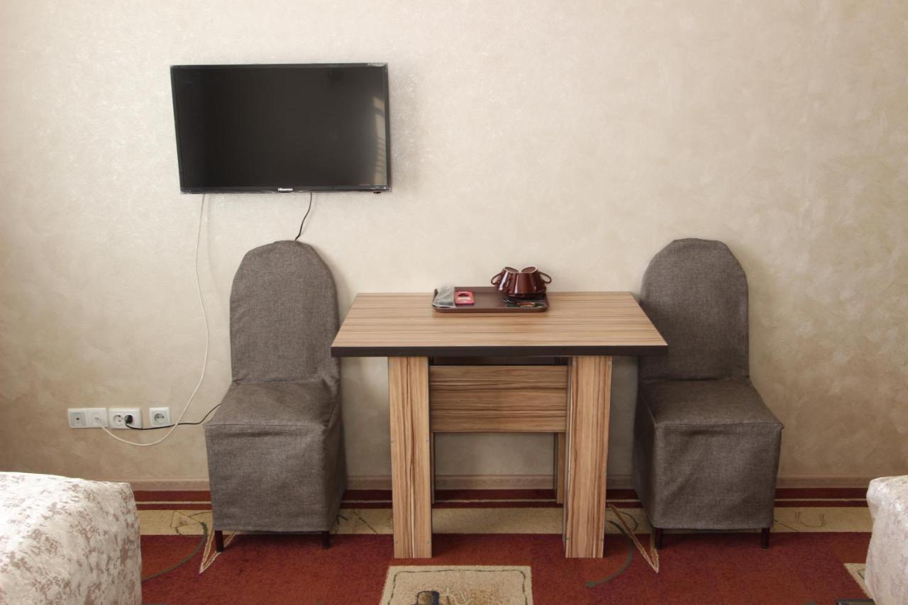 Madanur Hotel Karakol Bagian luar foto