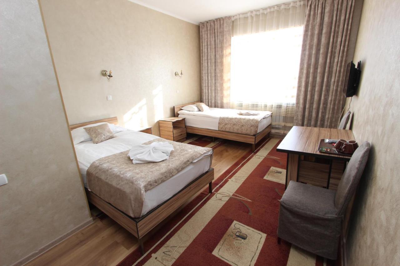 Madanur Hotel Karakol Bagian luar foto
