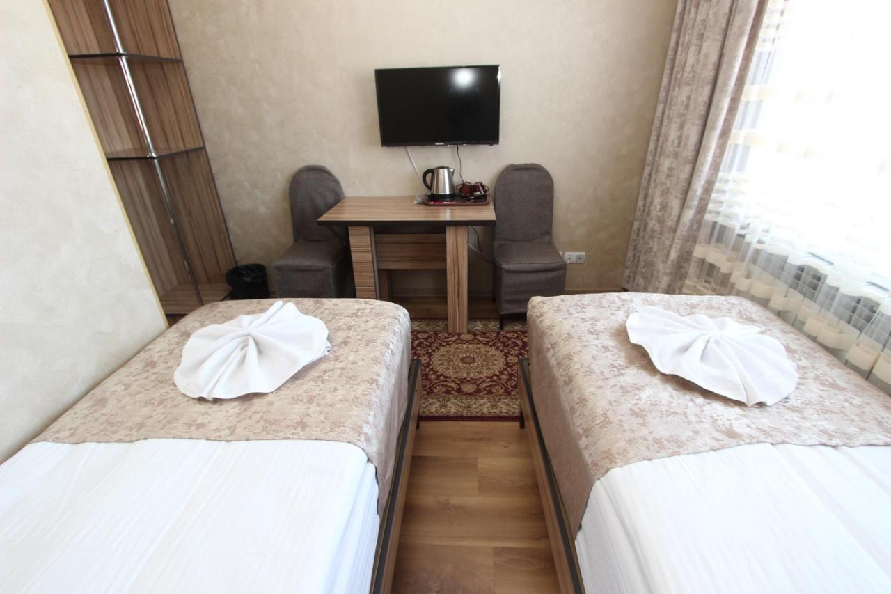 Madanur Hotel Karakol Bagian luar foto